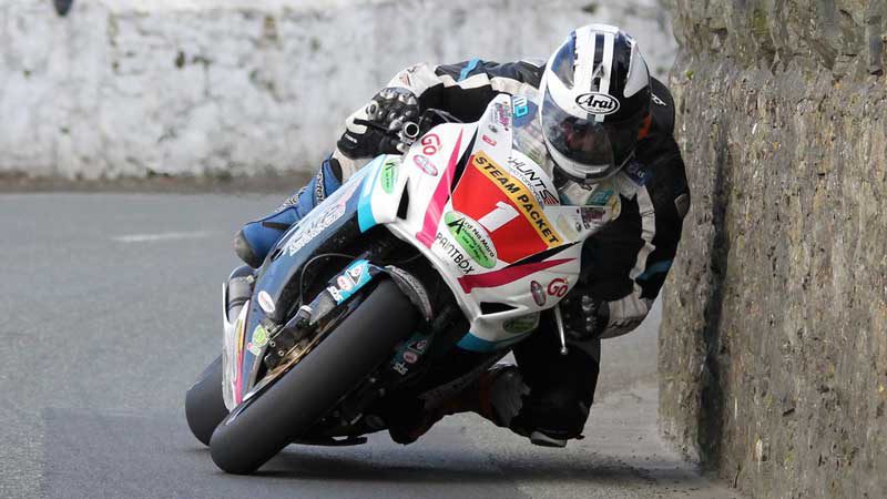 Wicked Fast Isle Of Man TT Motorcycle Racing Footage – Near Miss, Crazy Action